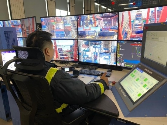 圖為寧波舟山港梅山港區(qū)遠(yuǎn)控操作室內(nèi)，橋吊司機(jī)在遠(yuǎn)程控制橋吊裝卸。新華社記者魏一駿 攝