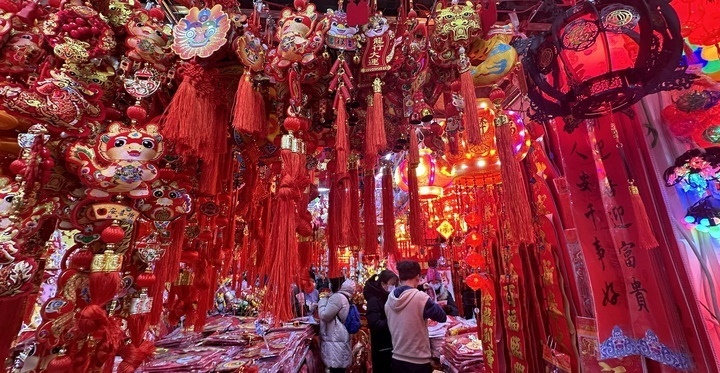 1月19日，市民在北京一商場內(nèi)選購春節(jié)裝飾品。新華社記者李欣攝