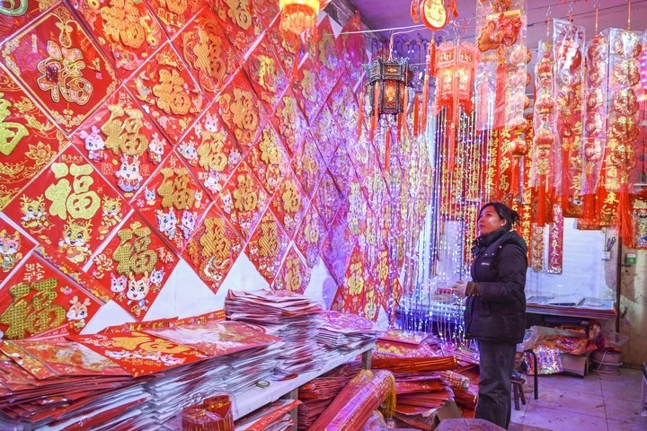 1月21日，在山西省晉中市平遙縣一家市場，市民在選購年貨。新華社發(fā)（梁生仁攝）