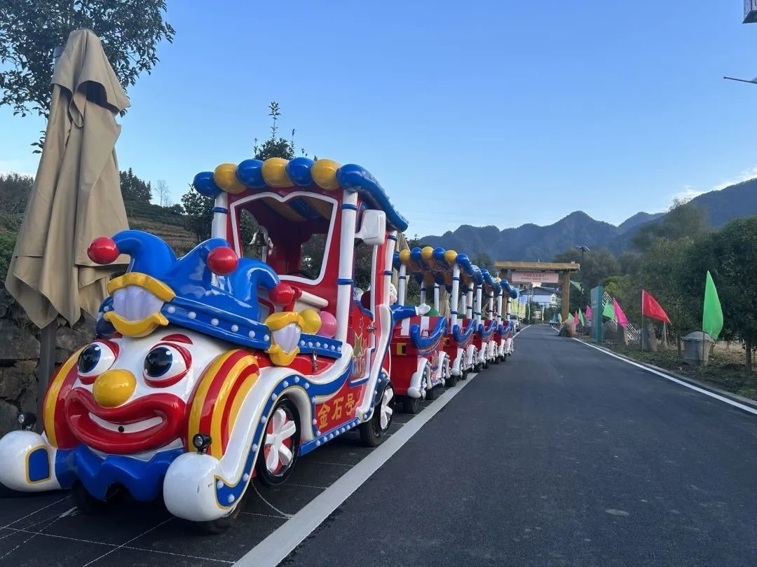 2023年10月，金石村集體出資購買了兩輛無軌觀光小火車。紫陽縣融媒體中心供圖