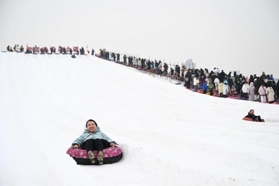 圖為1月18日，市民在內(nèi)蒙古賽馬場滑雪圈。新華社記者 貝赫 攝