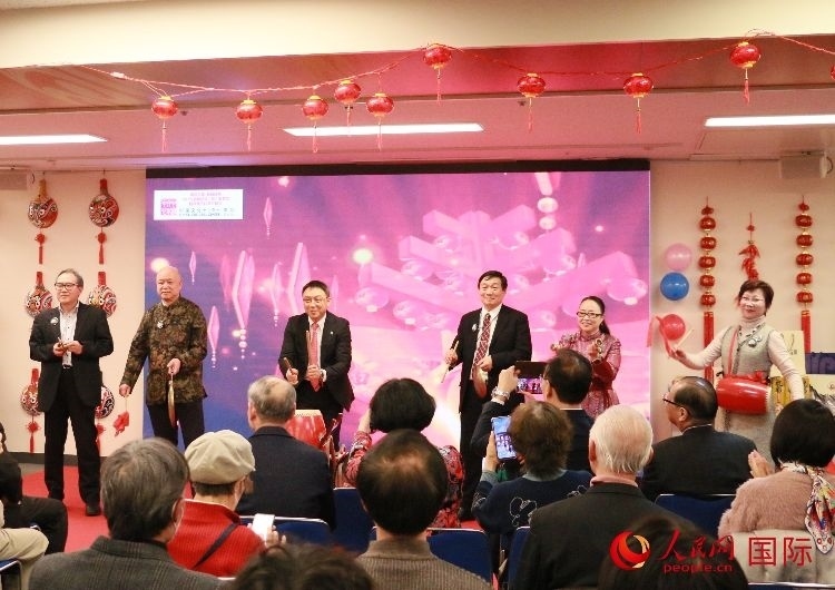 打擊樂合奏《春節(jié)序曲》。人民網 許可攝