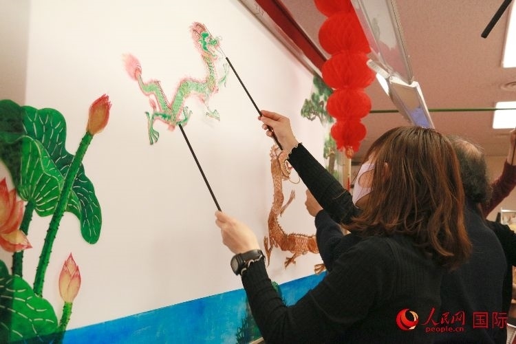 皮影戲表演。人民網 許可攝