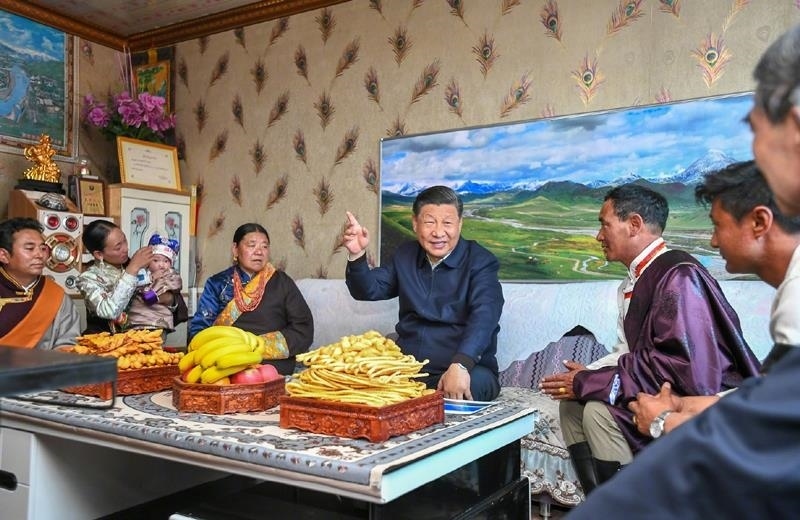 △2021年6月8日，習近平總書記在青海海北藏族自治州剛察縣果洛藏貢麻村，同藏族牧民索南才讓一家人圍坐在客廳聊家常。