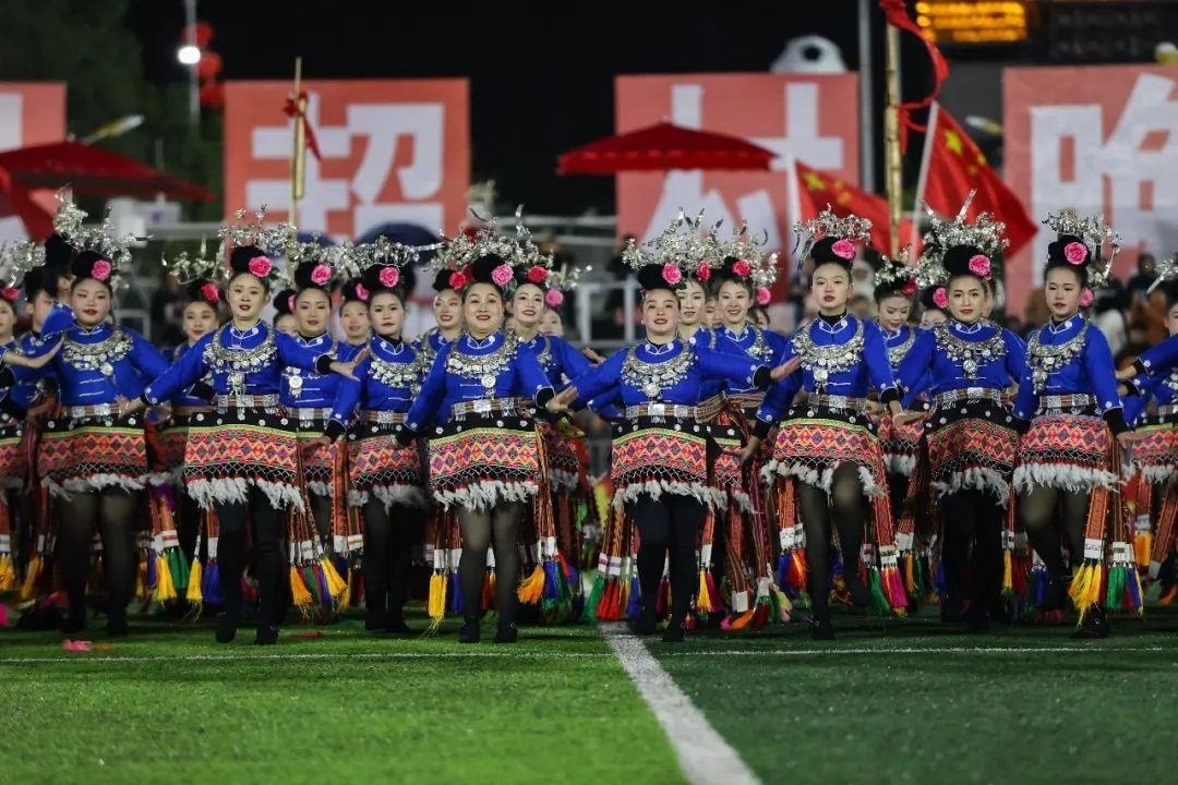 △2024年2月3日，2024年全國“村晚”示范展示活動暨貴州“村超村晚”系列活動之一的民族文化展演，在榕江縣“村超”足球場舉行。