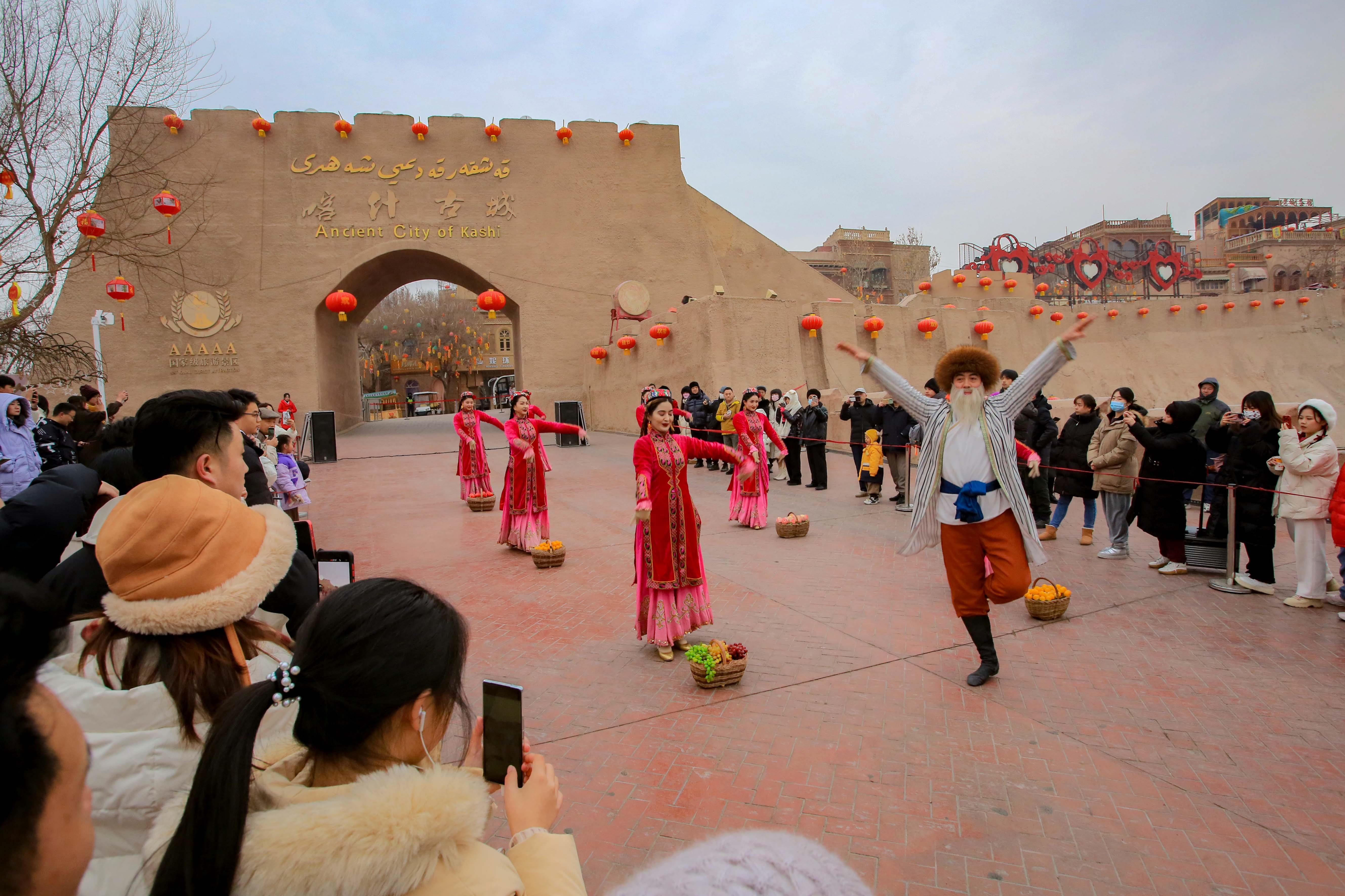 △2024年2月4日，演員在新疆喀什古城入城儀式上表演舞蹈。