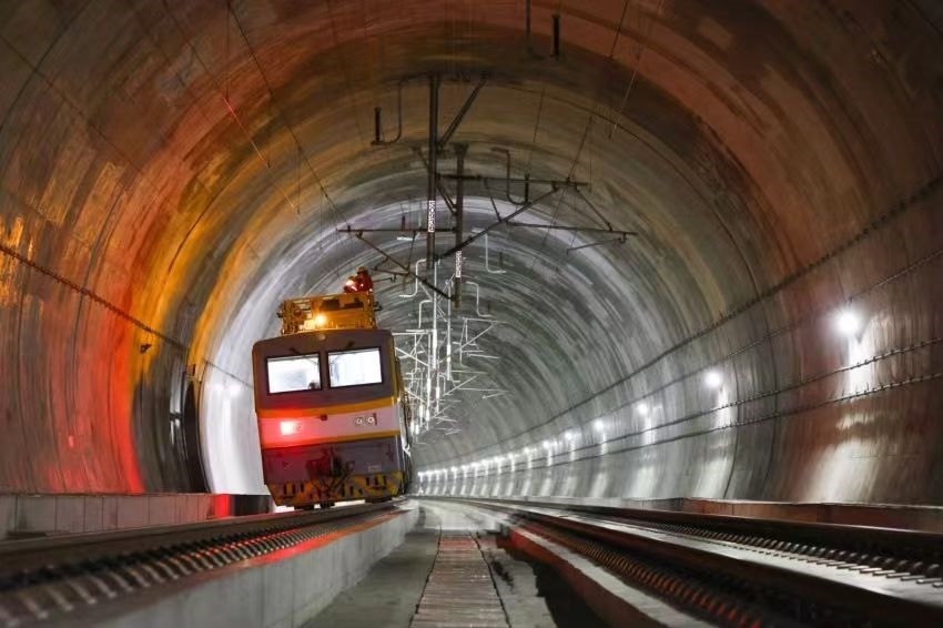 凌晨，接觸網(wǎng)作業(yè)車的燈光紅黃相間。胡鵬攝