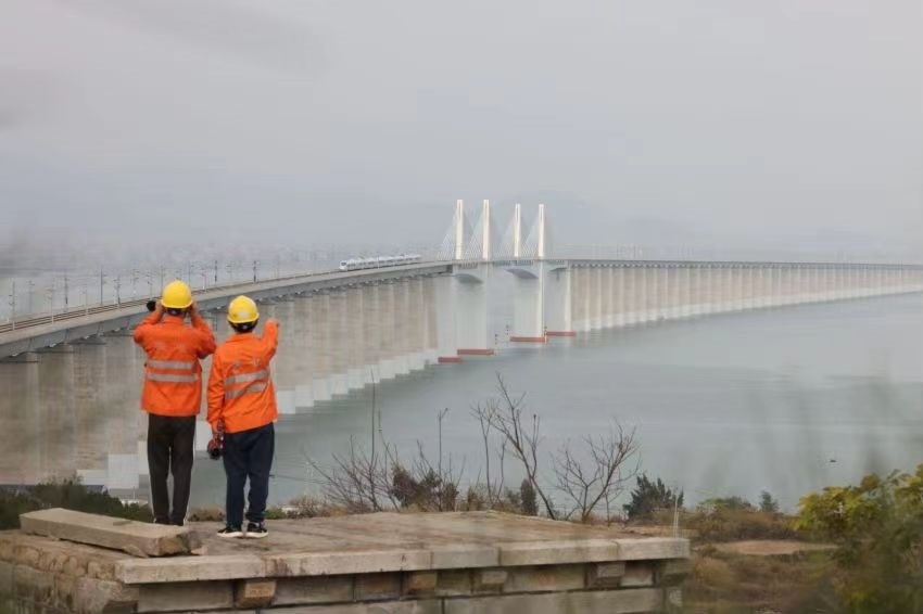 許沖和工友在白天巡視湄洲灣大橋上的供電設備。胡鵬攝