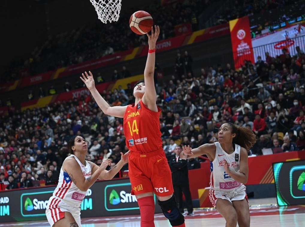 2月11日，中國隊球員李月汝（中）在比賽中上籃。新華社記者 李一博 攝