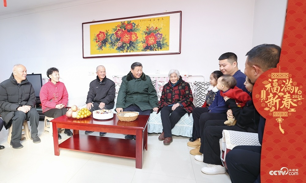 2024年2月1日，習近平總書記在天津市西青區(qū)辛口鎮(zhèn)第六埠村考察時，同村民杜洪剛一家人親切拉家常。