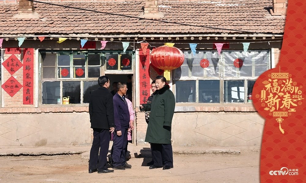 2017年1月24日，習近平總書記在河北省張家口市張北縣小二臺鎮(zhèn)德勝村村民徐學(xué)海家中看望。