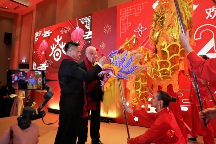 張漢暉（左）、施威特科（右）共同為彩龍點(diǎn)睛。于子恒攝