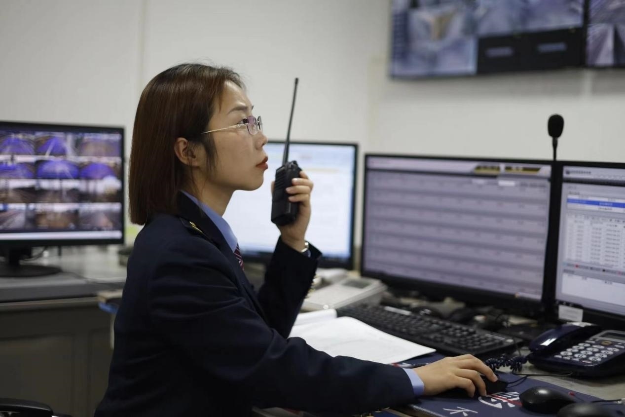 張華正在使用對(duì)講機(jī)溝通客運(yùn)工作情況。蔡紫妍攝