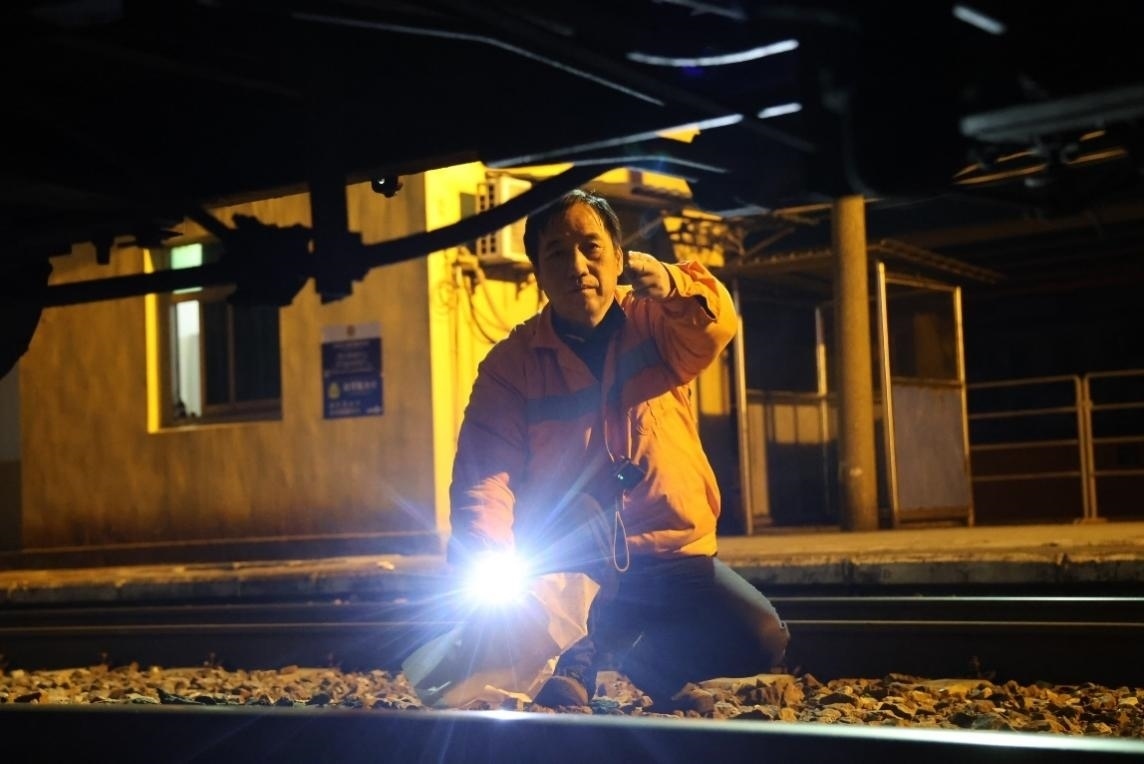 凌晨2點(diǎn)，李金饒正在檢查關(guān)門(mén)車(chē)。陸佳駿攝