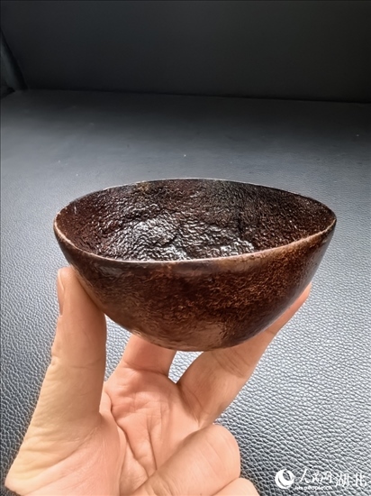 用橘子皮制成的碗。人民網(wǎng)記者 周雯攝