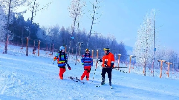 新春走基層｜滑雪場上過春節(jié)！冰城“冷資源”變成“熱經(jīng)濟”