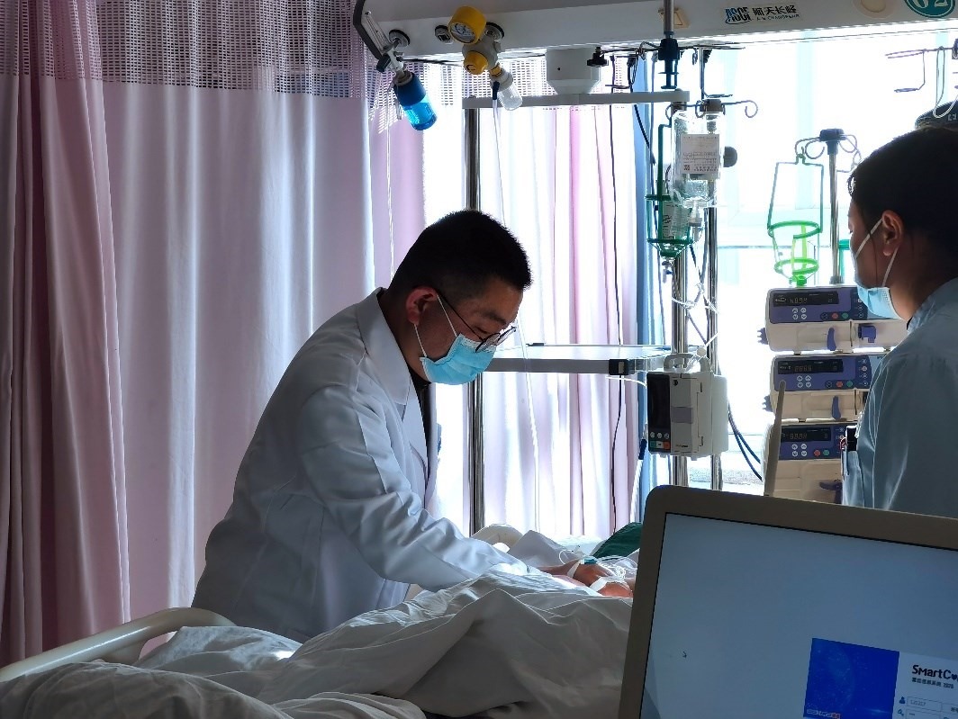 徐晉偉正在觀察患者體征。人民網(wǎng)記者 栗翹楚攝