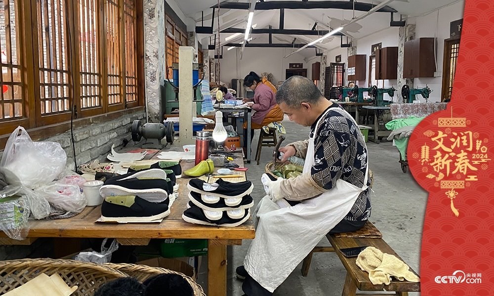 唐昌布鞋坊內(nèi)的工人正在趕制布鞋。王凡攝