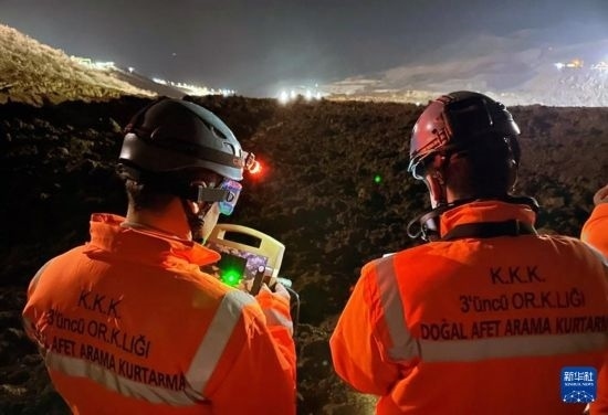 2月13日，救援人員在土耳其東部埃爾津詹省伊利奇區(qū)礦難現(xiàn)場工作。新華社發(fā)（穆斯塔法·卡亞攝）