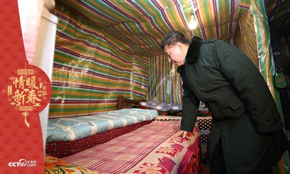 2018年2月11日，習(xí)近平總書(shū)記在四川三河村貧困戶吉好也求家中看望。