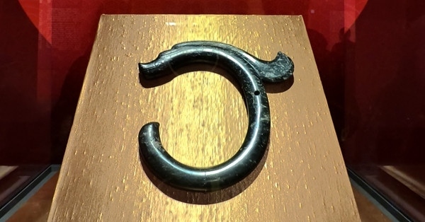 紅山文化C形玉龍。人民網(wǎng)記者 韋衍行攝