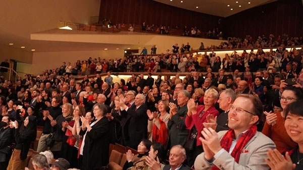 中德觀眾觀看中央民族樂團“”天地永樂·中國節(jié)“”音樂會。中國駐德國大使館供圖