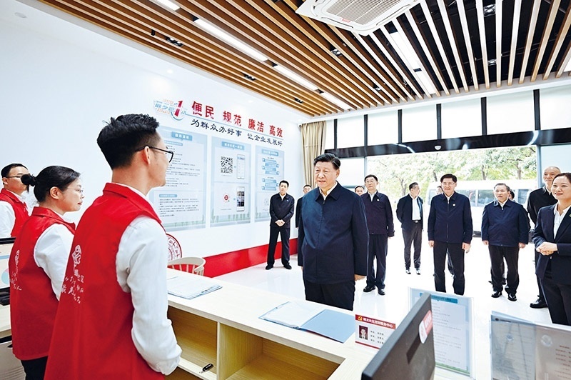 2023年12月14日至15日，中共中央總書記、國(guó)家主席、中央軍委主席習(xí)近平在廣西考察。這是14日上午，習(xí)近平在南寧市良慶區(qū)蟠龍社區(qū)黨群服務(wù)中心考察。 新華社記者 燕雁/攝