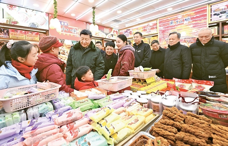 2024年2月1日至2日，中共中央總書記、國(guó)家主席、中央軍委主席習(xí)近平來到天津，看望慰問基層干部群眾。這是1日下午，習(xí)近平在天津古文化街考察時(shí)，走進(jìn)店鋪同現(xiàn)場(chǎng)群眾互動(dòng)交流。 新華社記者 謝環(huán)馳/攝