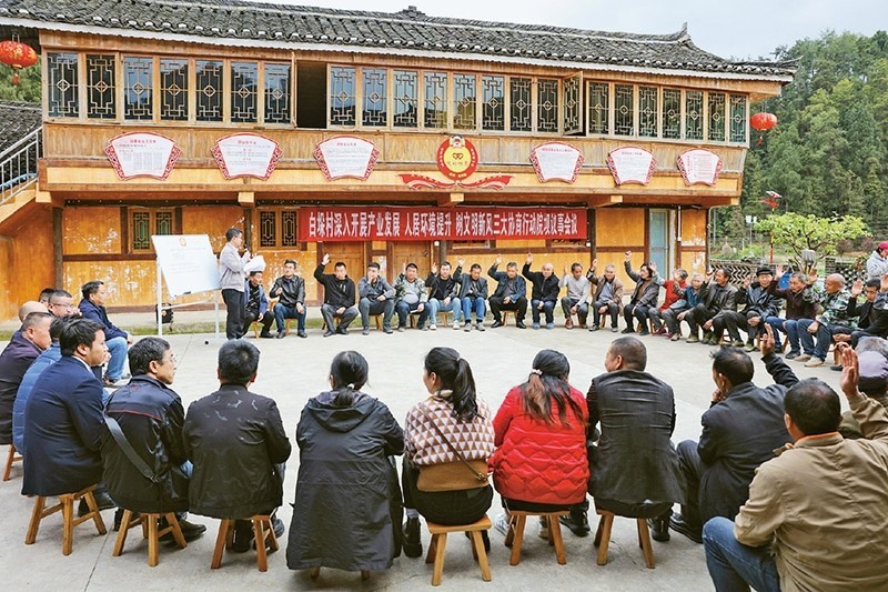 圖為2023年4月6日，貴州省黔東南苗族侗族自治州施秉縣白垛鄉(xiāng)白垛村村民在討論產(chǎn)業(yè)發(fā)展、人居環(huán)境提升、鄉(xiāng)村文明建設(shè)相關(guān)事宜。 人民圖片 磨桂賓/攝