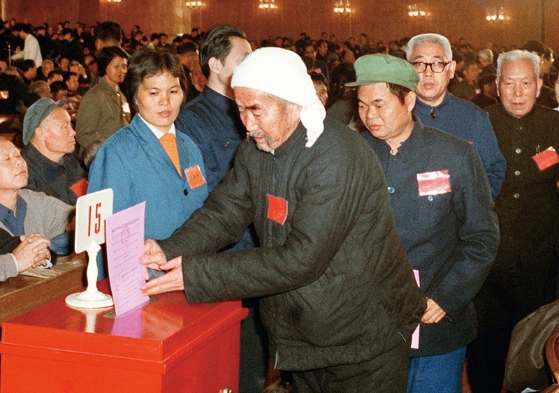 我國現(xiàn)行憲法于1982年12月4日由第五屆全國人大第五次會議通過并公布施行。根據(jù)改革開放和社會主義現(xiàn)代化建設(shè)的實踐和發(fā)展，全國人大于1988年、1993年、1999年、2004年、2018年先后5次作出必要的、也是十分重要的修正。圖為出席第五屆全國人民代表大會第五次會議的代表投票表決《中華人民共和國憲法》（資料照片）。 新華社發(fā)