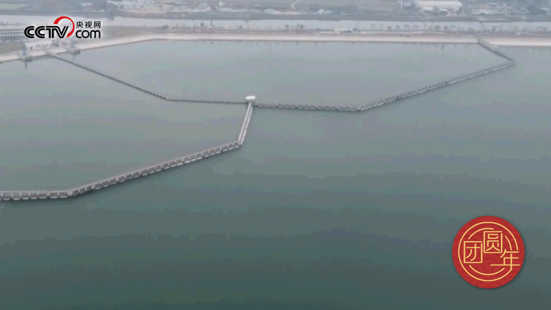 △西江潛地行，潤澤大灣區(qū)。珠江三角洲水資源配置工程西起廣東佛山順德西江干流鯉魚洲，穿越獅子洋，東至深圳公明水庫，是世界上流量最大的長距離有壓調(diào)水工程。