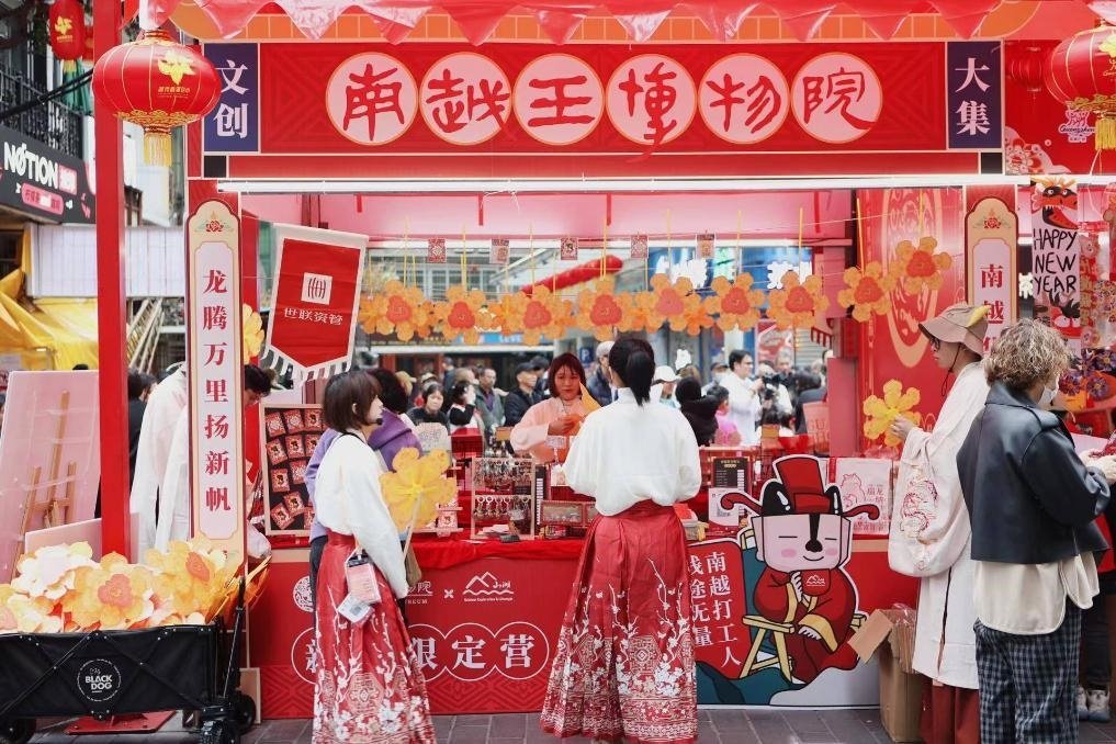 在西湖花市的南越王博物院攤位，文創(chuàng)與花市的跨界融合吸引了不少市民游客駐足。（南越王博物院供圖）