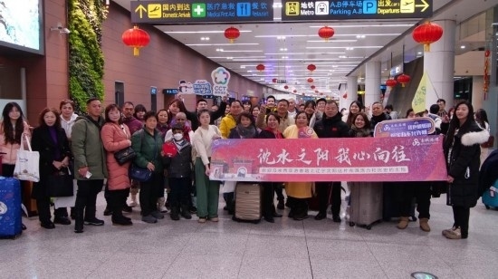 2月11日，一批馬來(lái)西亞游客抵達(dá)沈陽(yáng)桃仙國(guó)際機(jī)場(chǎng)。新華社發(fā)