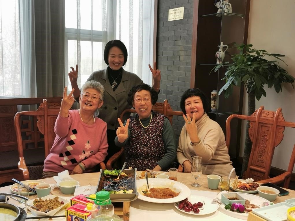 吳釗（前排左一）和鄰居一起在天津過年。（采訪對象供圖）