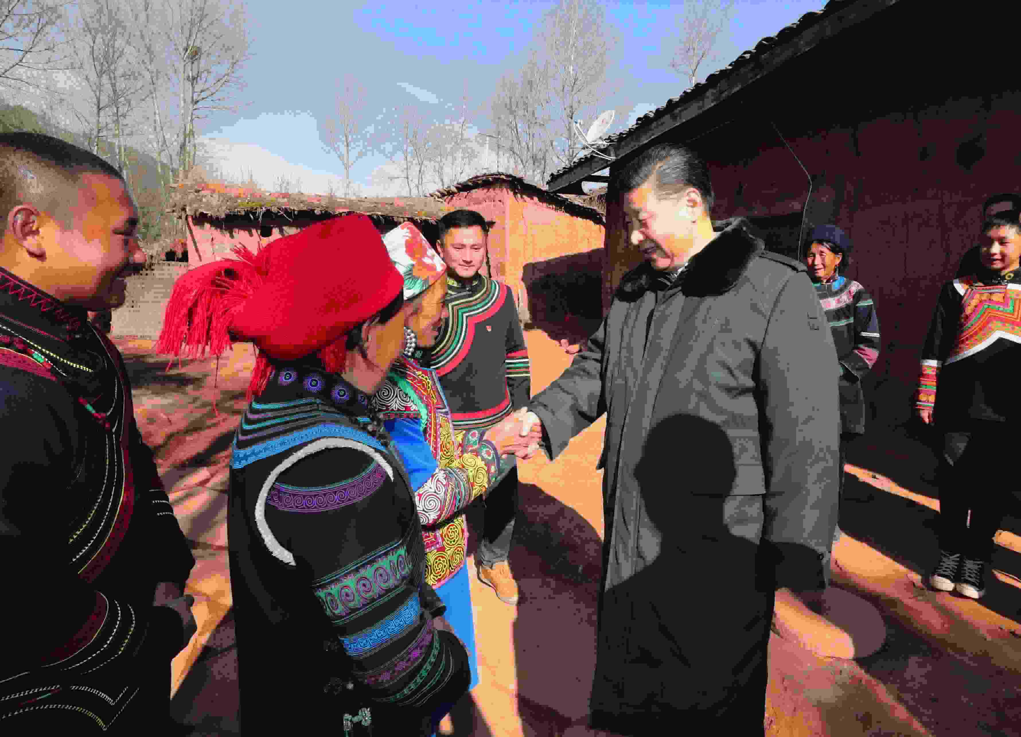 △ 2018年2月11日，習(xí)近平總書記驅(qū)車2個多小時，從四川西昌市來到位于大涼山深處的昭覺縣三岔河鄉(xiāng)三河村、解放鄉(xiāng)火普村，走進彝族貧困群眾家中，看實情、問冷暖、聽心聲，同當?shù)馗刹咳罕姽采叹珳拭撠氈摺? width=