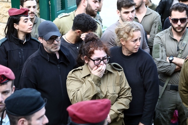 1月23日，在以色列特拉維夫的一處公墓，人們參加一名以色列士兵的葬禮。新華社發(fā)（吉德翁·馬科維奇攝/基尼圖片社）