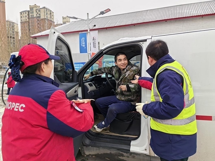 加能站員工為雪天到站充電的司機送來泡面并邀請他到站里休息。受訪者供圖