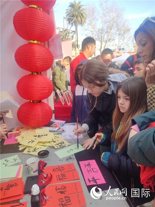 羅馬當(dāng)?shù)孛癖妼h字充滿興趣。人民網(wǎng)記者鄭彬攝