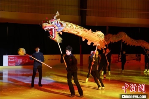 當(dāng)?shù)貢r間2月17日晚，作為農(nóng)歷甲辰龍年“歡樂春節(jié)”系列活動之一，別具特色的青少年冰上春晚在加拿大多倫多舉行。圖為青少年表演冰上舞龍。 中新社記者 余瑞冬 攝