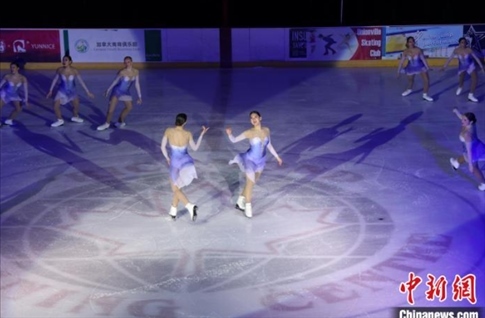 當(dāng)?shù)貢r間2月17日晚，青少年冰上春晚在加拿大多倫多舉行。圖為曾獲加拿大全國冠軍的一支青少年花滑隊進(jìn)行集體自由滑表演。 中新社記者 余瑞冬 攝