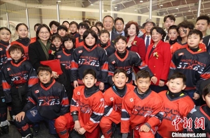 當(dāng)?shù)貢r間2月17日晚，青少年冰上春晚在加拿大多倫多舉行。圖為中國駐多倫多總領(lǐng)事羅偉東和主辦方代表、與會嘉賓與“未來之星”冰球隊華裔少年冰球手們合影。 中新社記者 余瑞冬 攝