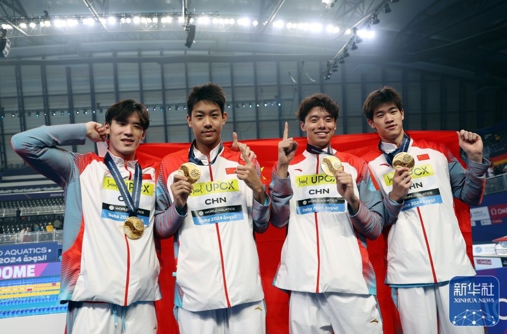 2月11日，2024年多哈游泳世錦賽男子4×100米自由泳接力決賽，中國隊選手王浩宇、張展碩、季新杰和潘展樂（從左到右）在頒獎儀式后合影慶祝。新華社記者 雒圓 攝