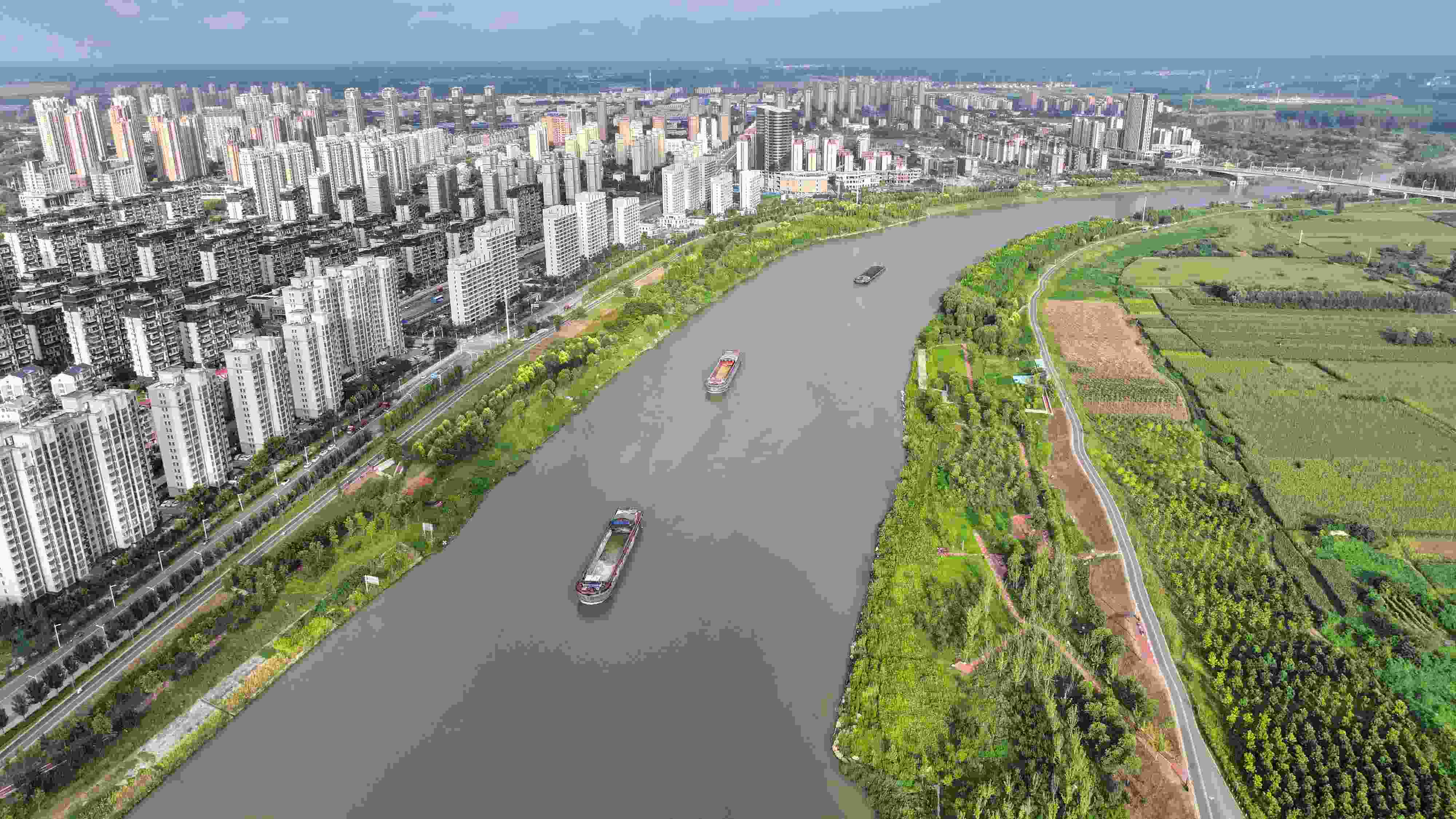 △ 2023年8月21日，安徽阜陽，初秋時(shí)節(jié)，界首城市建設(shè)與沙潁河水系、橋梁和綠植相映襯，構(gòu)成一幅生態(tài)宜居的美麗畫卷。