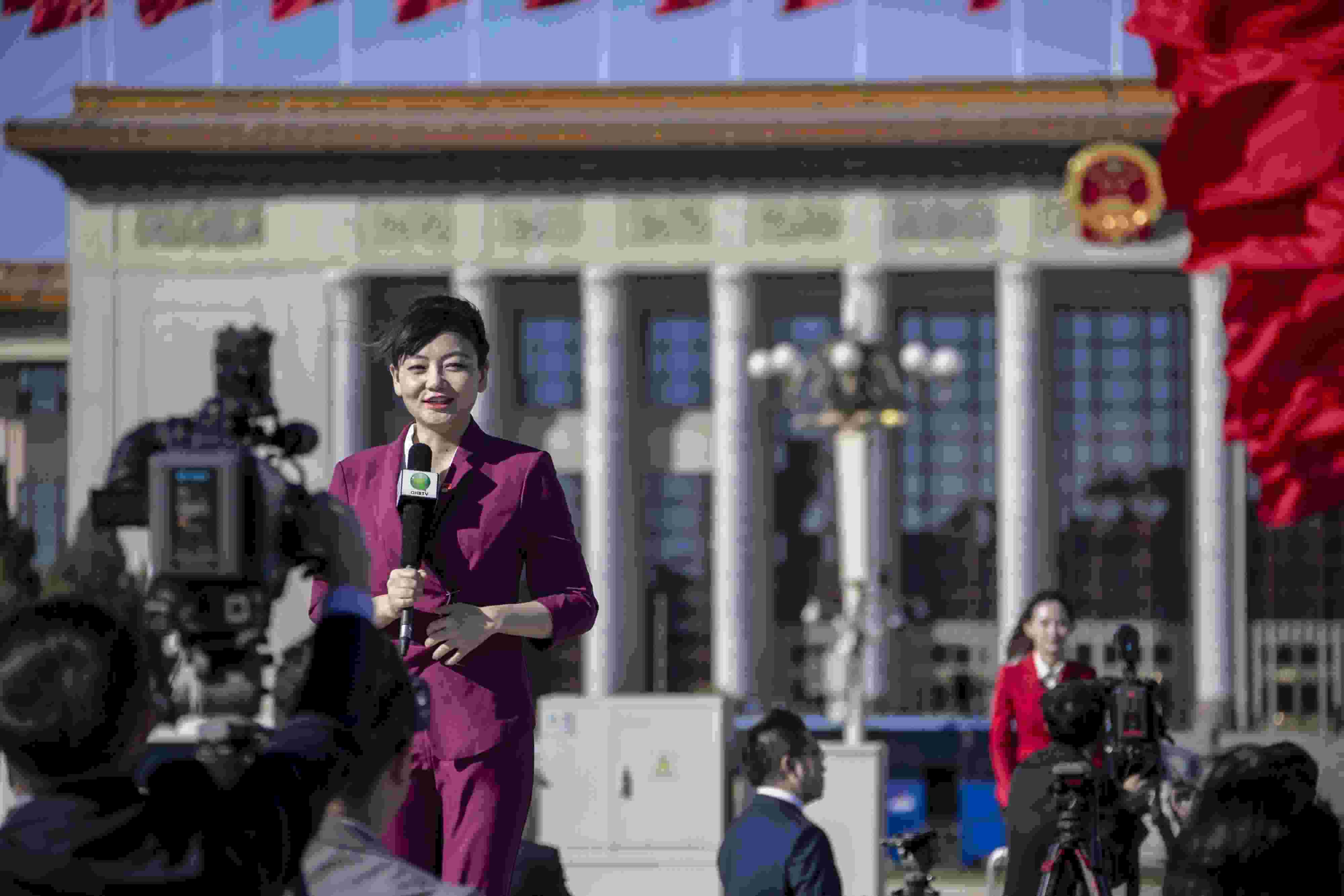 △ 2022年10月22日，北京人民大會堂，中國共產(chǎn)黨第二十次全國代表大會勝利閉幕，媒體記者戶外進行現(xiàn)場報道。