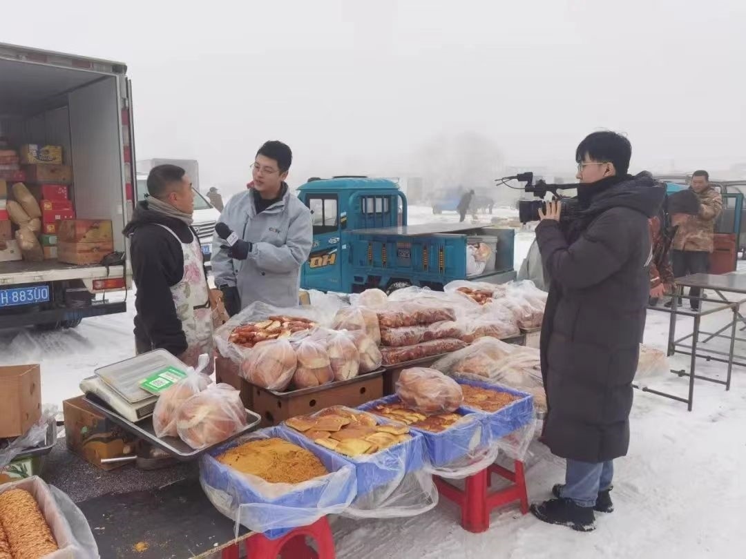 △ 2024年1月1日，在中央廣播電視總臺中央電視臺《新年新愿》報道中，遼寧營口鲅魚圈區(qū)大集賣餅干的小哥憨態(tài)可掬的表情、生機勃勃的臉龐、充滿煙火氣的新年愿望，讓他火爆出圈。