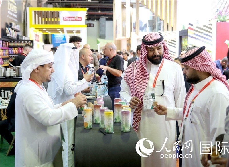 圖為專業(yè)觀眾在海灣食品展飲料展區(qū)參觀。人民網(wǎng) 塔里克·易卜拉欣攝