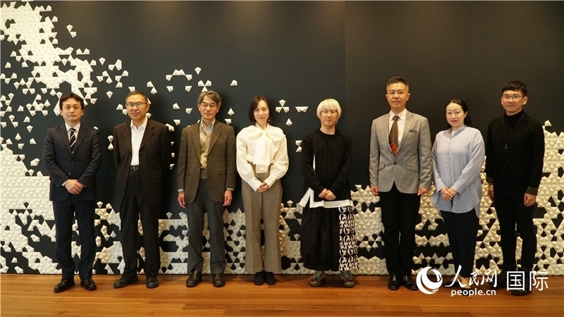 主辦方與嘉賓合影。人民網 蔣曉辰攝