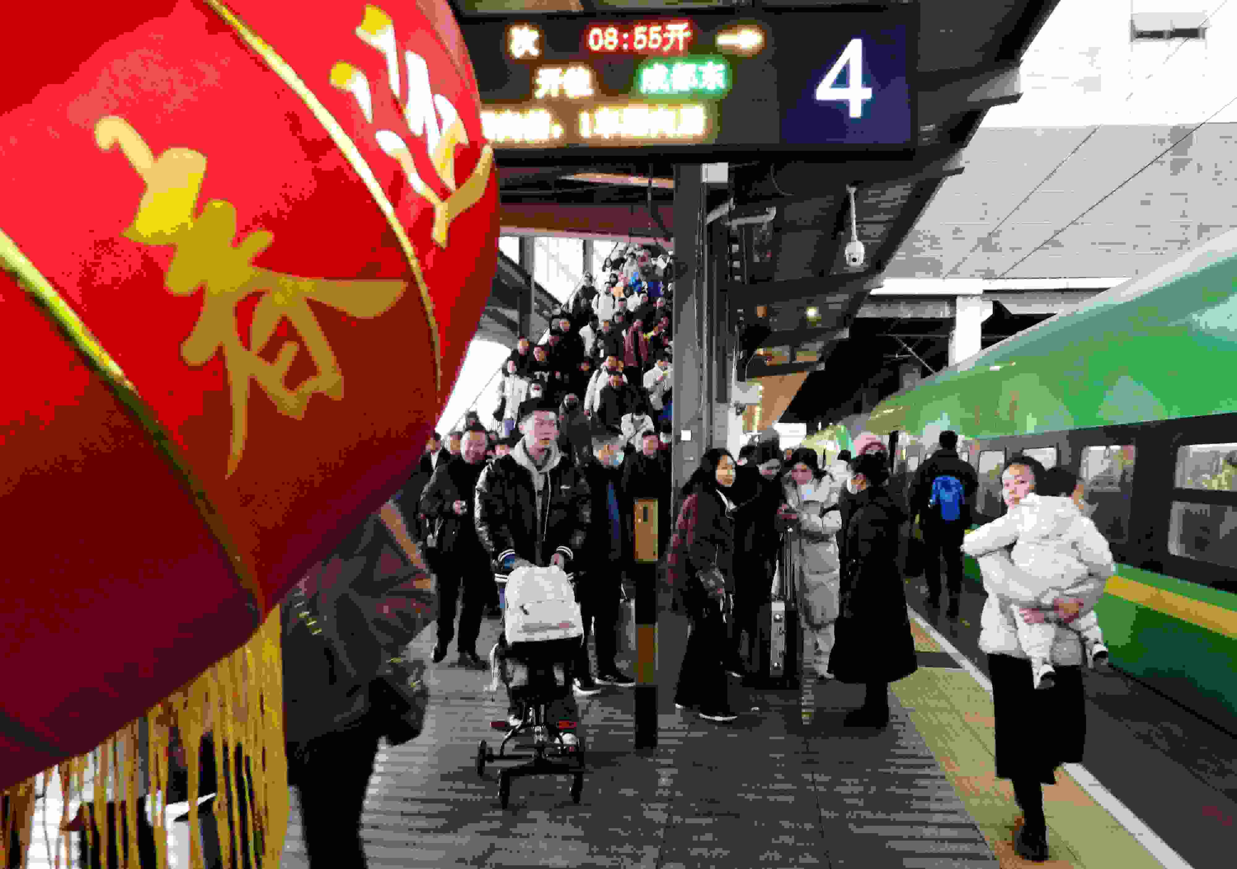 △ 2024年1月26日，四川省達(dá)州市車站，準(zhǔn)備乘坐“復(fù)興號(hào)”動(dòng)車組列車出行的旅客。