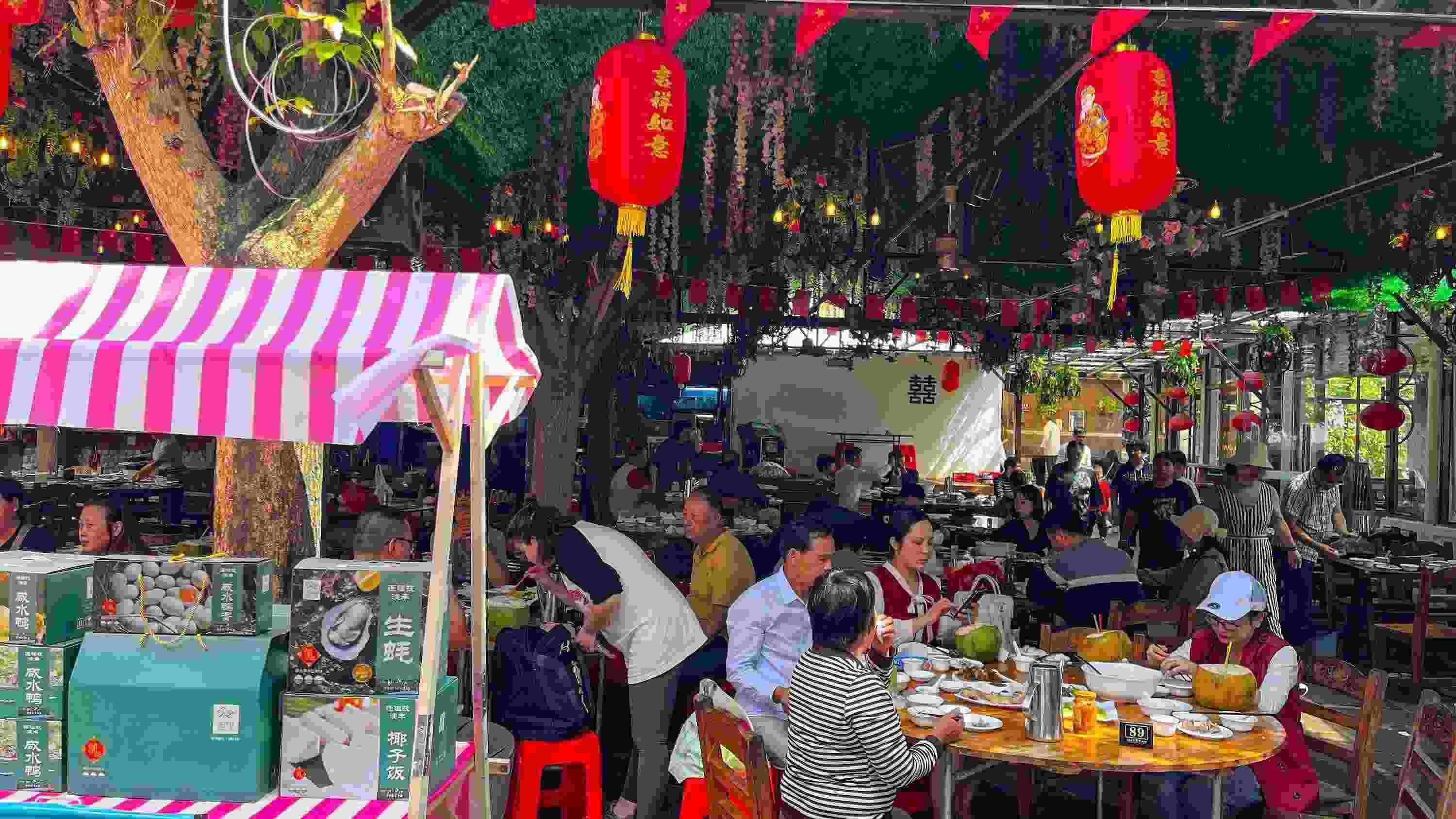 △ 2024年2月17日，春節(jié)假期最后一天，海口鄉(xiāng)村旅游持續(xù)火爆，眾多游客前往漁家樂(lè)品嘗特色海鮮和鄉(xiāng)村美食。