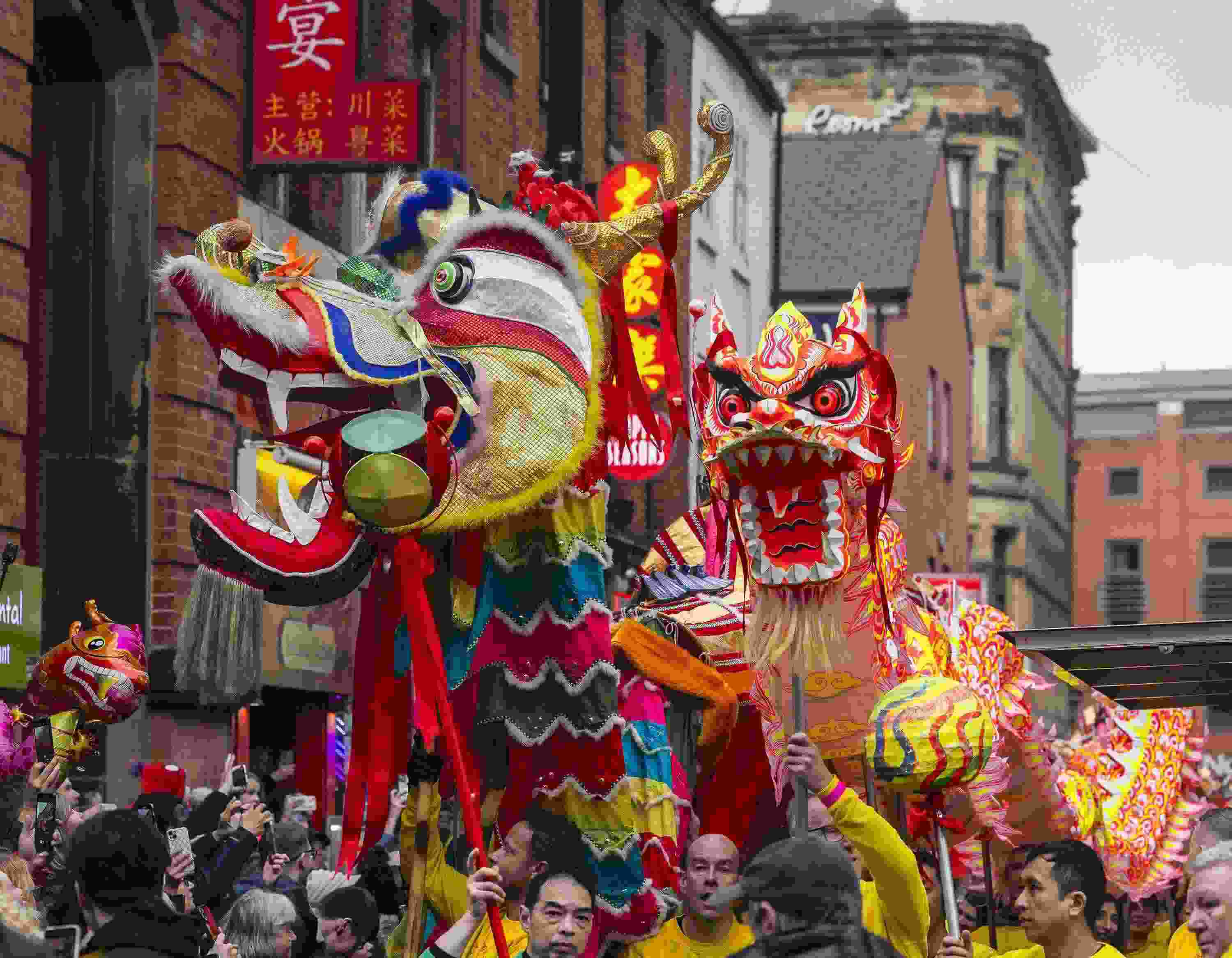 △ 當(dāng)?shù)貢r(shí)間2024年2月11日，英國(guó)曼徹斯特，表演者進(jìn)入中國(guó)城，參加中國(guó)農(nóng)歷龍年春節(jié)的慶?；顒?dòng)。